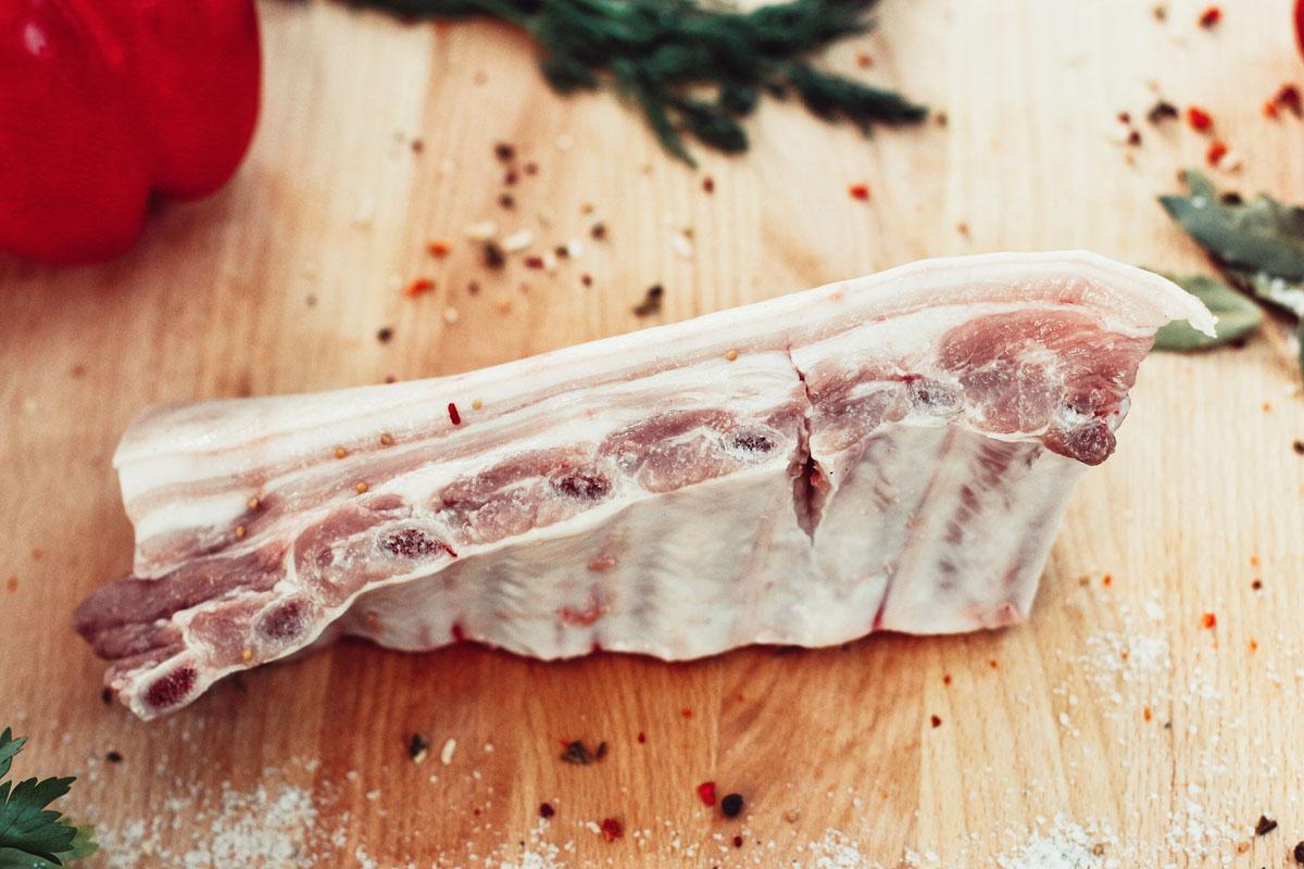 Piept de porc cu os